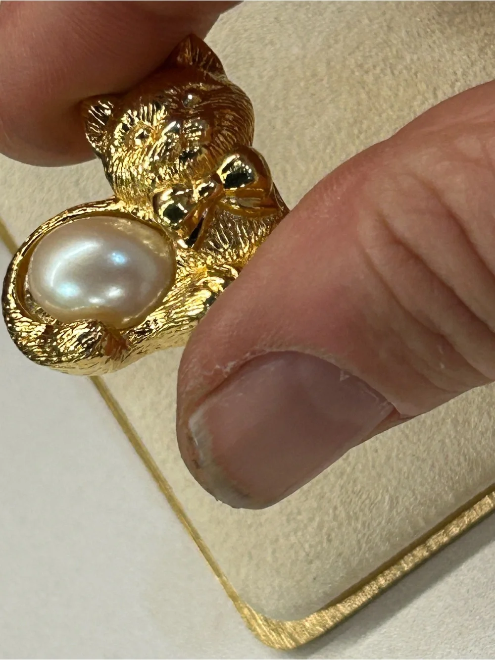 Vintage Avon gold tone kitty brooch with faux pearl tum tum